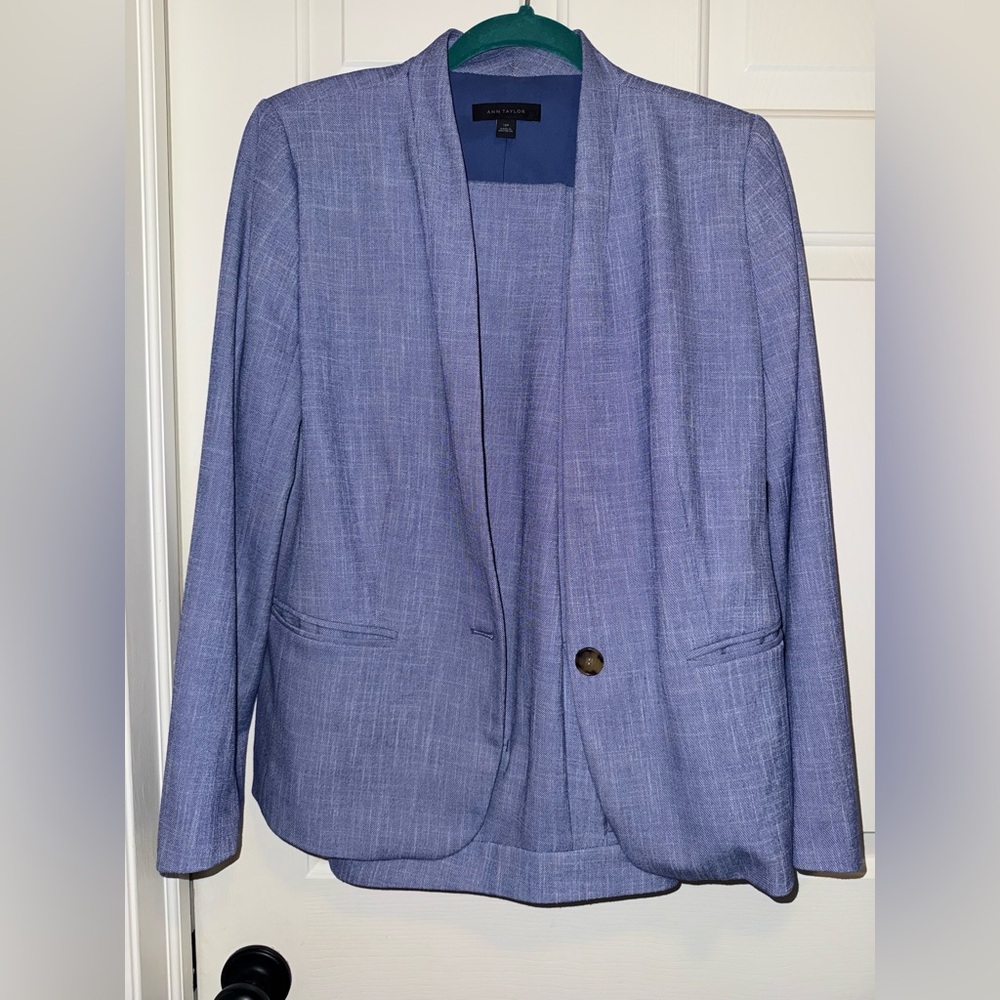 Ann Taylor women’s spring two piece suit. Last season